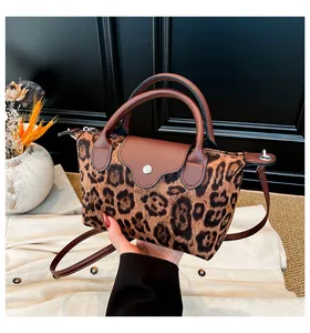 Detail der Nylon-Tasche mit Leopardenmuster, braunen Ledergriffen und silbernem Druckknopf