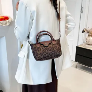 Damen Handtasche im Leopardenmuster mit braunem Ledergriff und Schultergurt Design