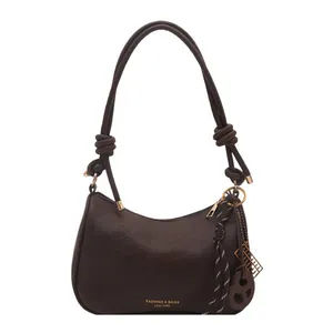 Borsa sottobraccio marrone scuro in ecopelle con tracolla annodata e ciondolo
