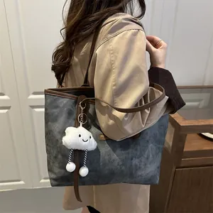 Vintage-Shopper in Dunkelgrau mit großem Fassungsvermögen und süßem Plüsch-Wolkenanhänger