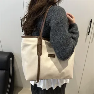 Minimalistische beige Canvas-Einkaufstasche mit braunen Ledergriffen für den Alltag