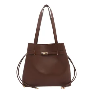 Sac seau en cuir marron foncé avec boucle dorée et grand volume pour femme chic