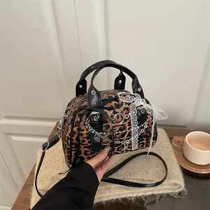 Sac à Épaule Gothique Y2K pour Femmes avec Imprimé Léopard Sac Boston en Cuir PU avec Chaîne Métallique Pendentif Croix et Nœud en Dentelle