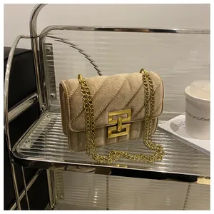 Detailansicht der khakifarbenen Samt-Umhängetasche mit Goldkette und Metallverschluss