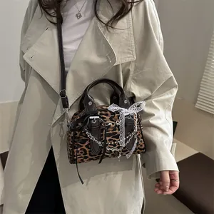 Mini sac Boston rétro à imprimé léopard avec chaîne en métal et nœud pour femmes