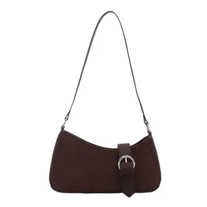 Sac sous le bras chic en daim marron foncé avec boucle argentée en forme de demi-lune
