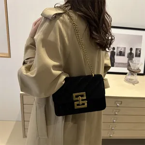 Schicke schwarze Samt-Umhängetasche mit gestepptem Design und goldenem Verschluss