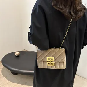 Braune Samt-Stepptasche mit goldener Kette für Damen im modischen Crossbody-Stil für Alltag