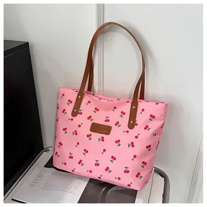 Detail der rosa Totebag mit Kirschmuster und braunen Schultergurten aus Kunstleder