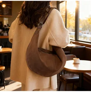 Dettaglio della borsa hobo in pelle scamosciata marrone scuro con fibbia in argento regolabile