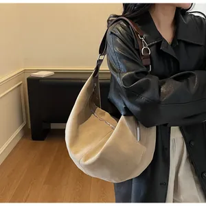 Dettaglio borsa hobo kaki opaca con tracolla in pelle marrone e fibbia in metallo argento