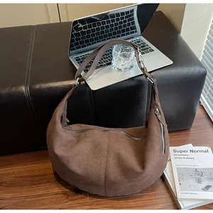 Dettaglio borsa hobo grande in pelle scamosciata marrone scuro con cerniera argentata