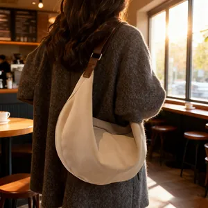 Elegante borsa hobo beige con tracolla in pelle marrone in luce calda da caffè