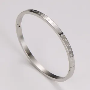 Détail d'un bracelet jonc en acier argenté avec gravures délicates de flocons