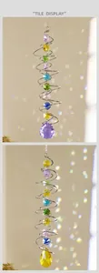 Détail des prismes de cristal et perles colorées sur un stabilisateur de carillon spirale