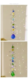 Détail de l'attrape-soleil en cristal avec stabilisateur en spirale et perles colorées