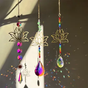 Detailansicht der Sonnenfänger mit Lotus-Ornamenten und Kristallprismen für Regenbogeneffekte