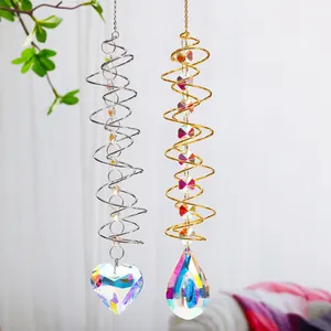 Vue détaillée de capteurs de soleil en cristal avec spirale métallique et prismes taillés