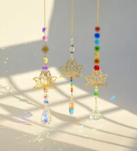 Details des Kristall-Sonnenfängers mit goldenem Lotus und bunten Lichtreflexionen
