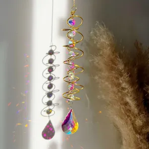 Capteur de soleil en cristal arc-en-ciel montrant la réfraction de la lumière dorée