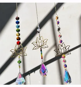 Drei goldene Lotus Kristall Sonnenfänger mit bunten Chakra Perlen und AB Prisma Anhängern