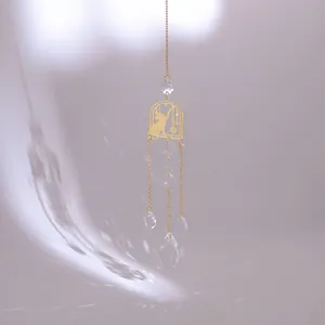Detail eines goldenen Mond-Katzen-Sonnenfängers mit Kristallen und Lichtbrechung