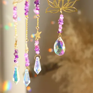 Λεπτομέρεια από αμέθυστο suncatcher με χρυσό λωτό και κρυστάλλινο πρίσμα παραθύρου