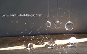 Détail macro de prismes en cristal créant des reflets arc-en-ciel sous la lumière solaire