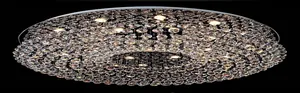 Vue détaillée du plafonnier en cristal de luxe avec LED chaudes et prismes facettés