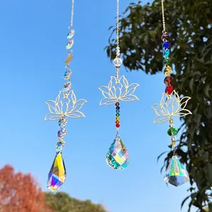 Goldenes Lotus-Kristall-Sonnenfänger-Windspiel mit bunten Perlen und Regenbogenprismen