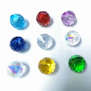 Vue détaillée de prismes en cristal facetté coloré pour attrape-soleil et carillons