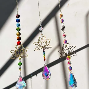 Drei goldene Lotus-Kristall-Sonnenfänger mit Aurora-Prismen an einer hellen Wand