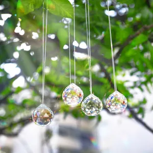 Détail de prismes en cristal 30mm réfléchissant la lumière arc-en-ciel dans la nature