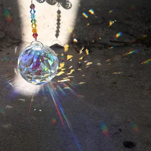Gros plan sur prisme attrape-soleil 30mm avec perles colorées et reflets arc-en-ciel