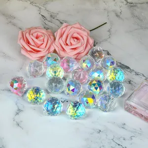 Détail de boules de cristal facettées de 30mm avec revêtement AB pour attrape-soleil