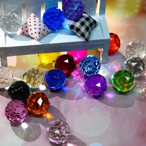 Vue macro de boules d'attrape-soleil en cristal K9 facetté multicolore sur un banc