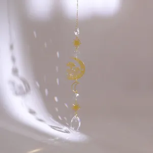 Detail von Sonnenfänger mit Mond- und Pilzmotiv und facettierten Kristal-Prismen