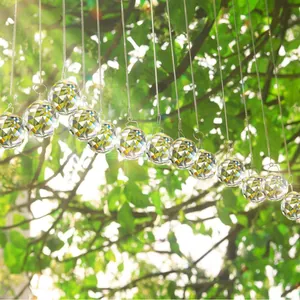 Prismes attrape-soleil en cristal de 30mm suspendus avec chaînes dans un jardin ensoleillé