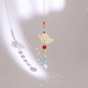 Acchiappasole in cristallo con loto dorato e prisma arcobaleno per decorazione finestre