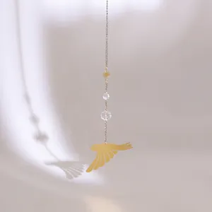 Goldener Sonnenfänger mit Metallvögeln und Kristallperlen mit elegantem Schatteneffekt