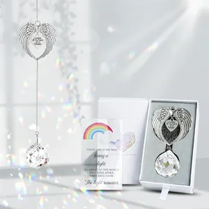 Detalle de atrapasol alas de ángel con bola de cristal y corazón conmemorativo en caja regalo