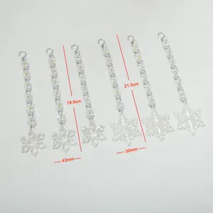 Vue détaillée des pendentifs flocon de neige en acrylique de 19,6 cm et 21 cm