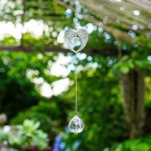 Detalle de atrapasol alas de ángel con bola de cristal y colgante de corazón