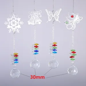 Détail de quatre attrape-soleil en cristal avec boules à facettes 30mm et formes variées