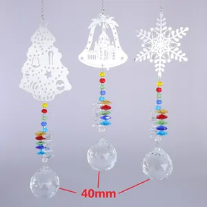 Détail d'attrape-soleil avec boules de cristal 40mm et motifs de flocon en métal