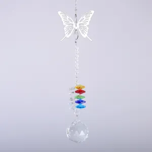 Détail d'un attrape-soleil en cristal avec papillon en métal et perles colorées