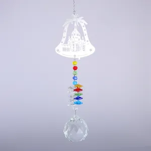 Attrape-soleil arc-en-ciel en cristal avec cloche inox et perles K9 colorées sur fond dégradé