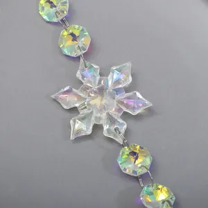 Dettaglio del ciondolo a fiocco di neve in acrilico iridescente con perle ottagonali