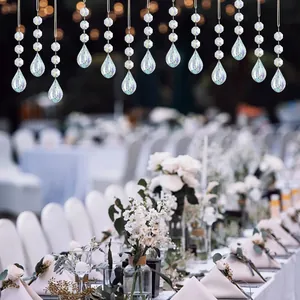 Detalle de prismas de cristal iridiscente y cuentas octogonales para bodas y fiestas