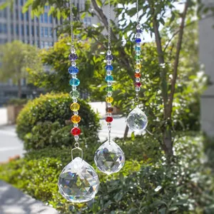Détail des prismes attrape-soleil reflétant les couleurs de l'arc-en-ciel à la lumière